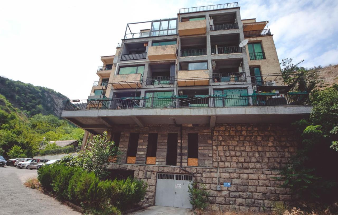 Under The Mountain Apartamento Tbilisi Exterior foto